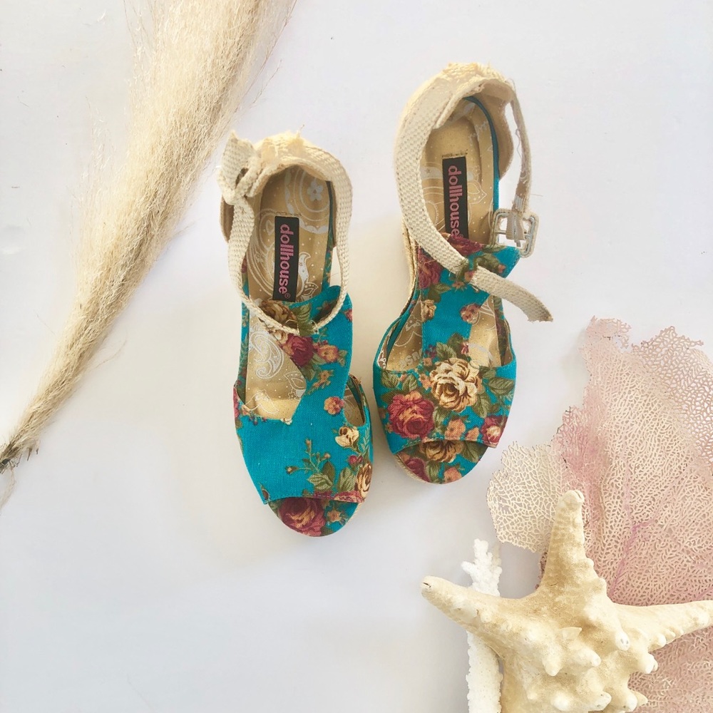 New dollhouse floral straw wedges